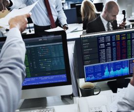 Acciones caen ante bancos centrales hawkish