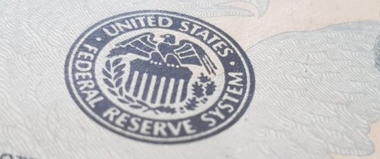 Mensaje hawkish del Fed presiona los mercados a la baja